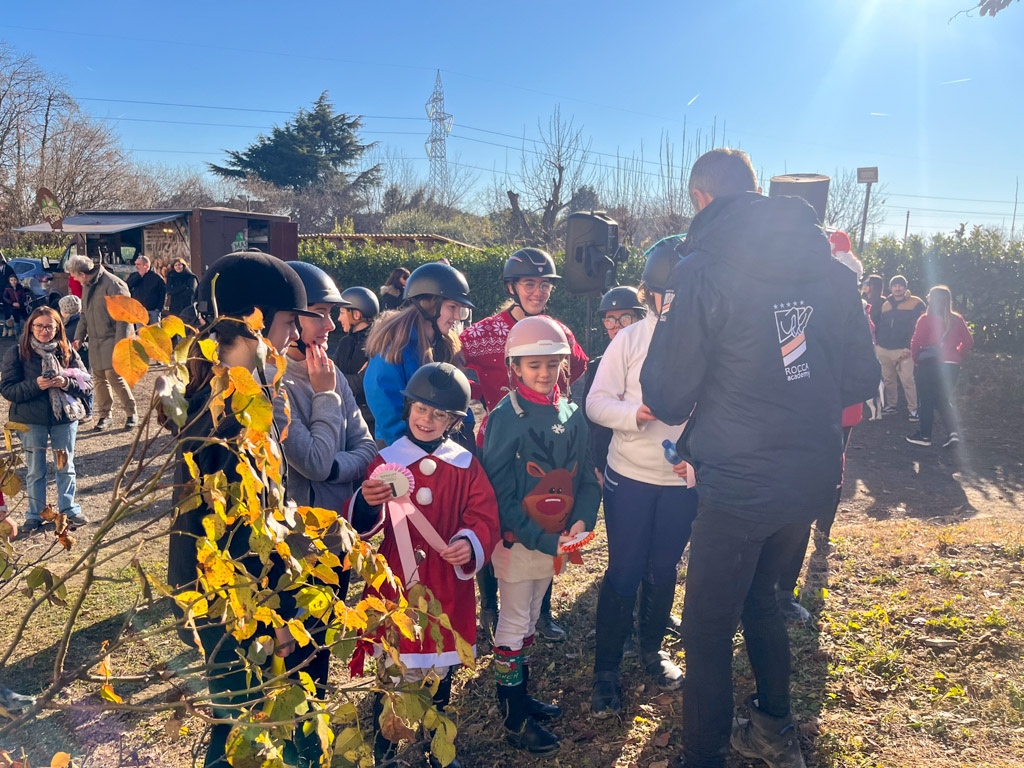 bambini partecipano alla gara di salto ostacoli al maneggio di carate brianza