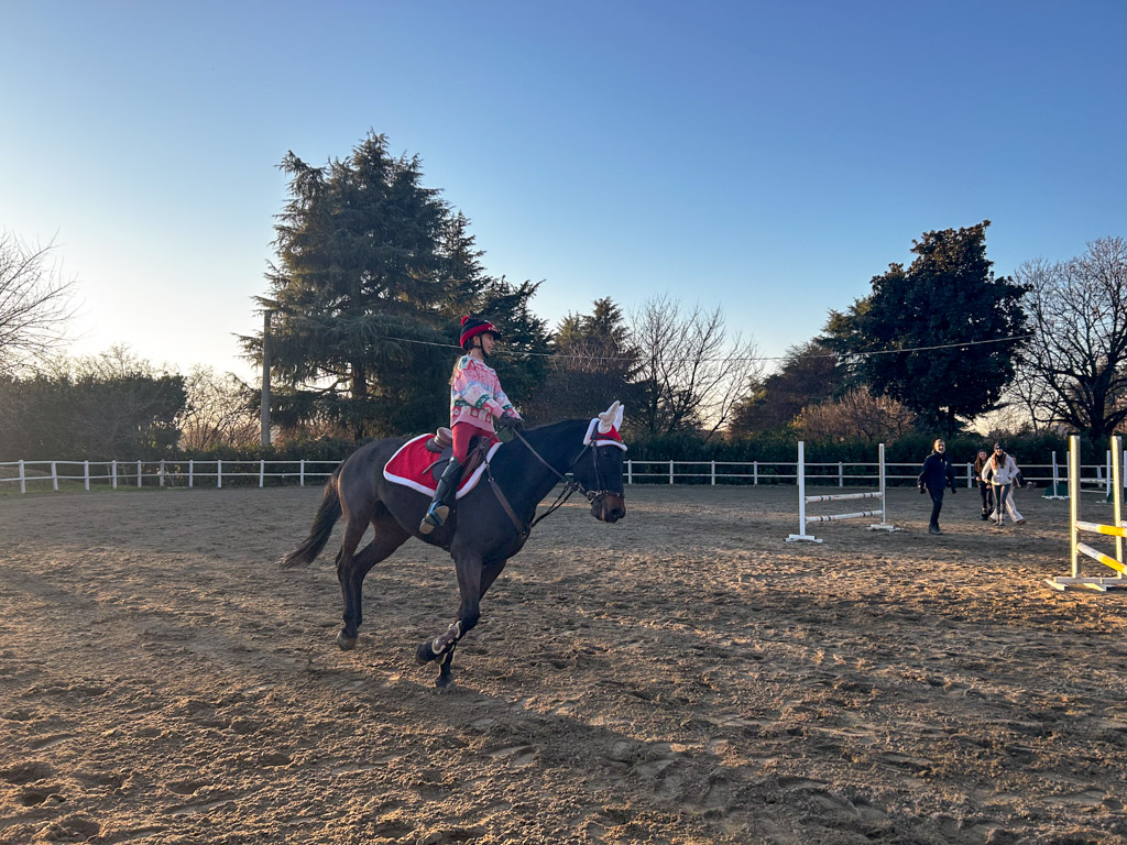 giovane cavaliere durante concorso sociale di natale rocca academy