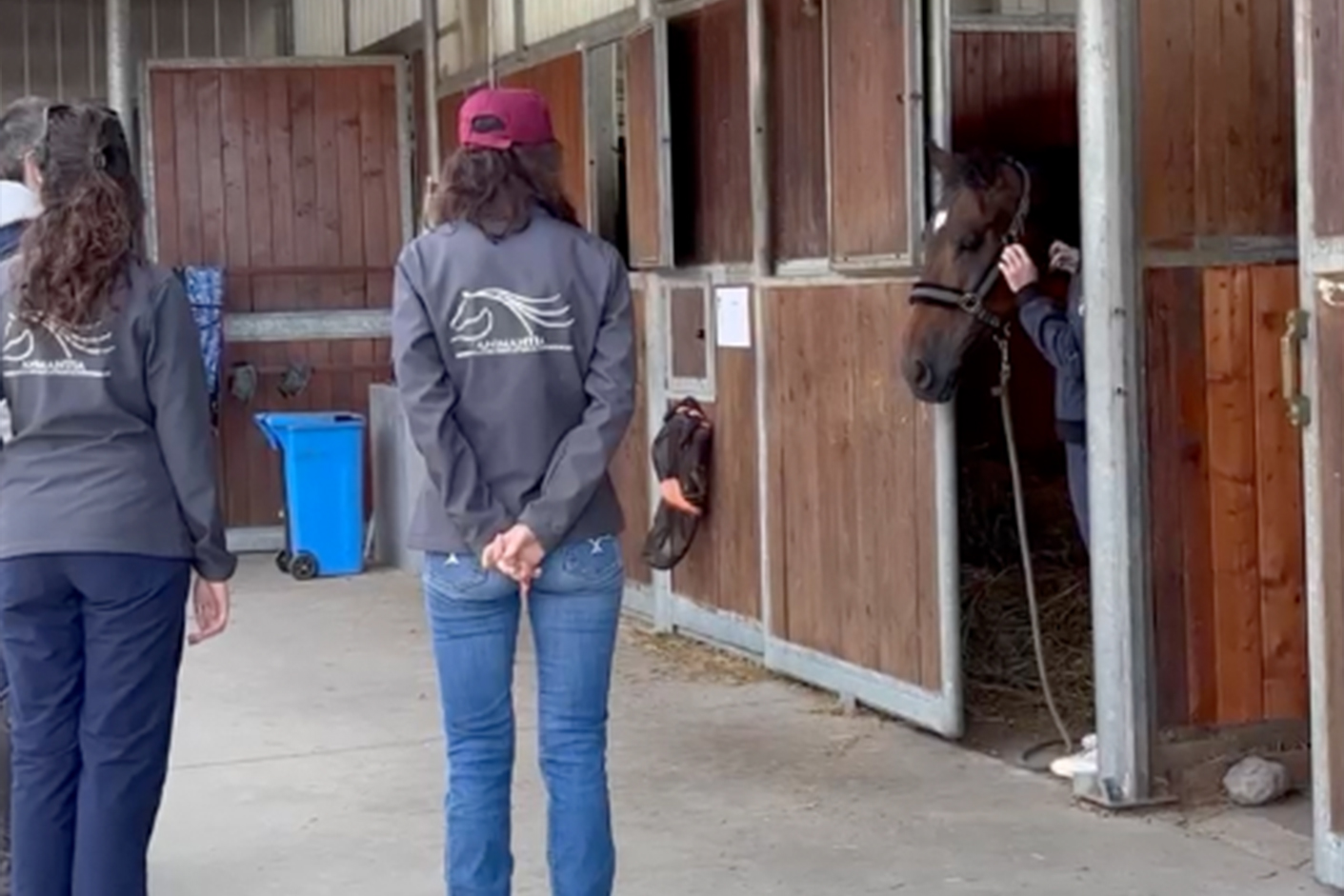 Elena Bajona durante lo stage di equitazione