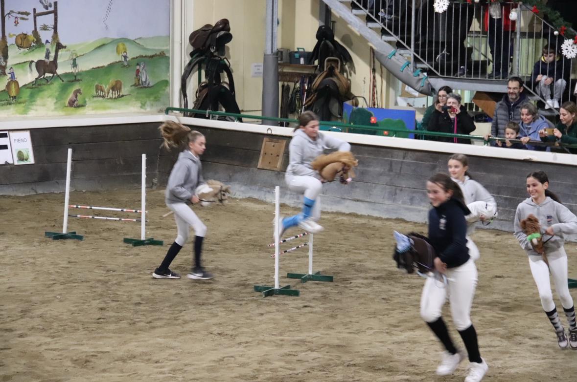 Partecipanti al corso di Hobby Horse in maneggio