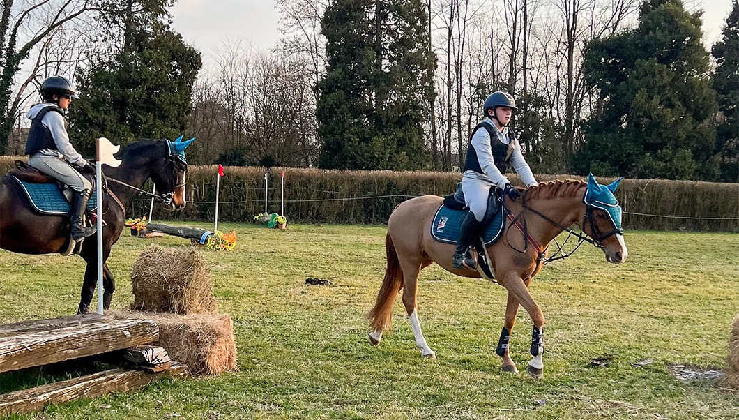 Cavaliere in salto durante stage cross country Rocca Academy