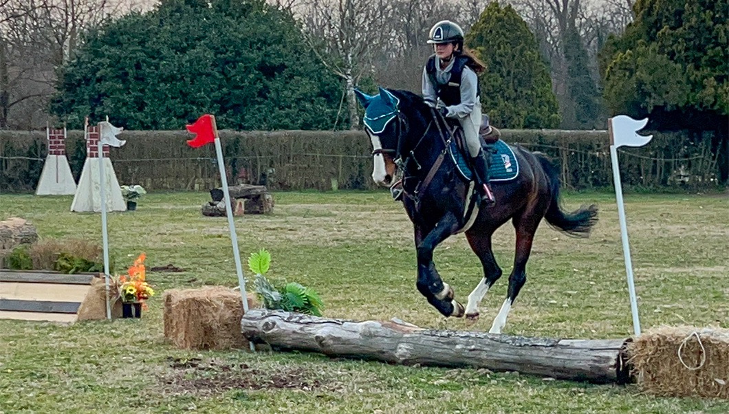 Cavaliere affronta discese su percorso cross country Rocca Academy