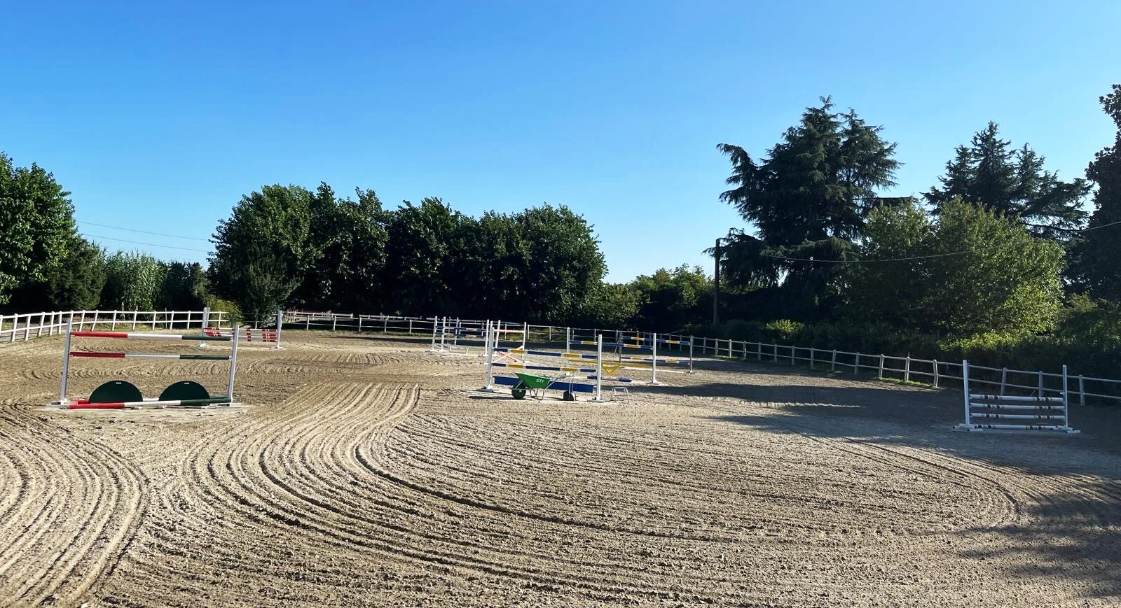 Vista del campo esterno per equitazione all’aperto in Lombardia