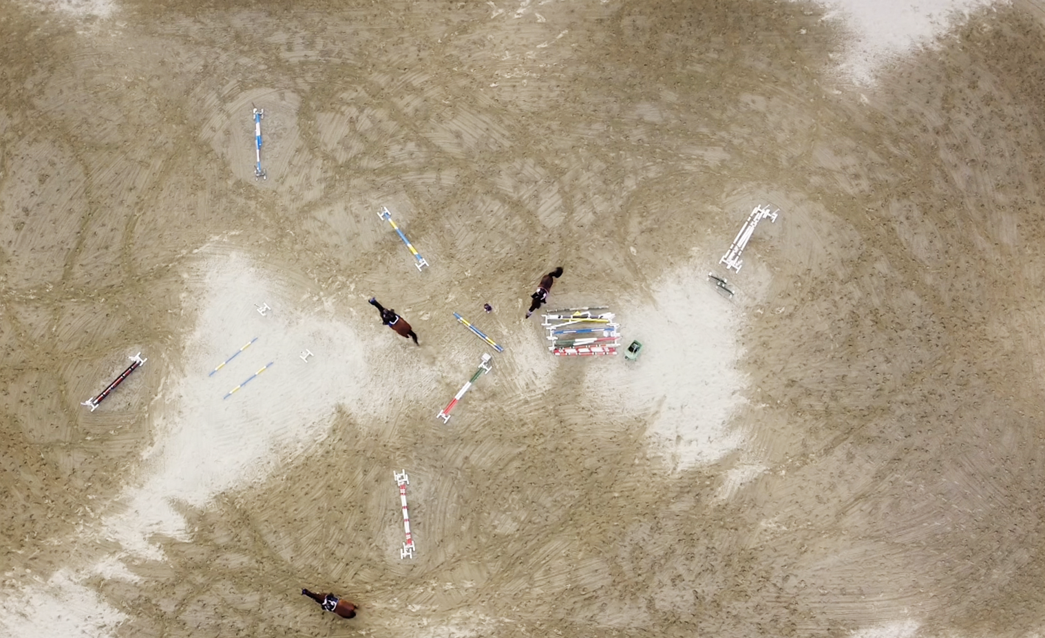 Spazio esterno attrezzato per lezioni di equitazione Rocca Academy