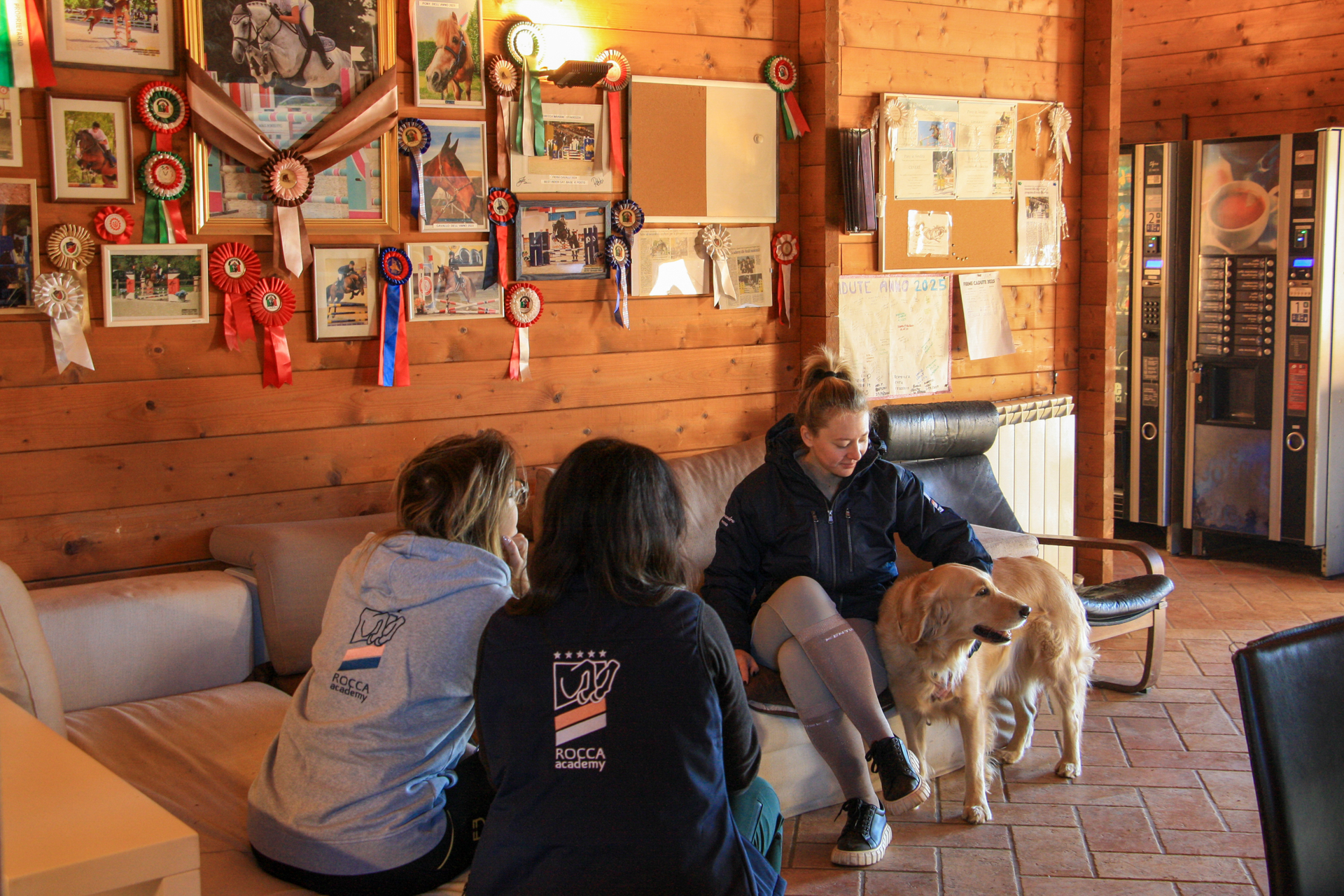 Area relax e ritrovo nella clubhouse del maneggio